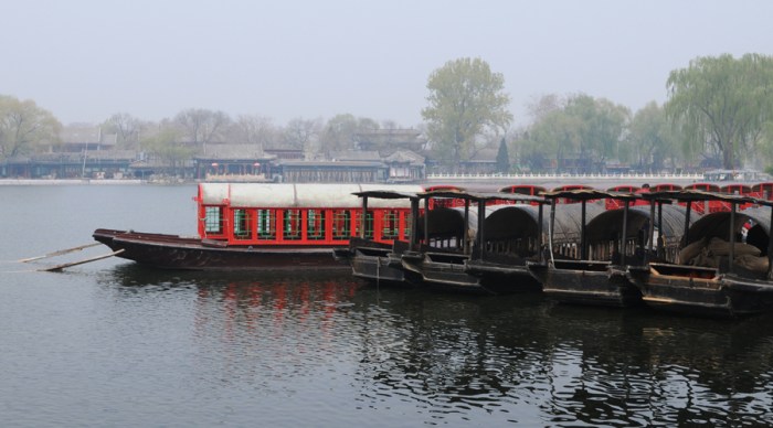 The hutongs surrounded a huge lake.