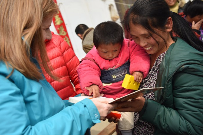 Presenting Cui Qiyuan with a board book donated by Dulwich. 