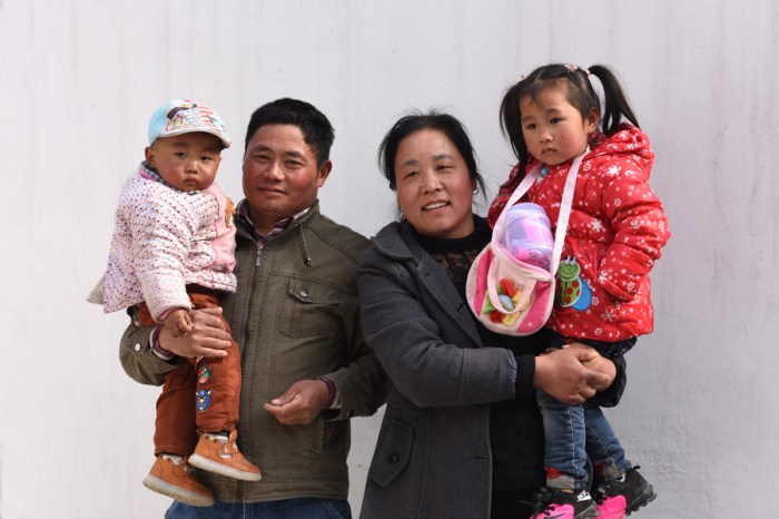 Gu YuanXiao with is grandparents and sister. 